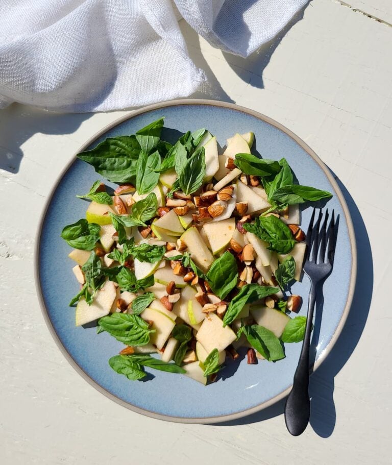 Pear salad with basil and almonds.